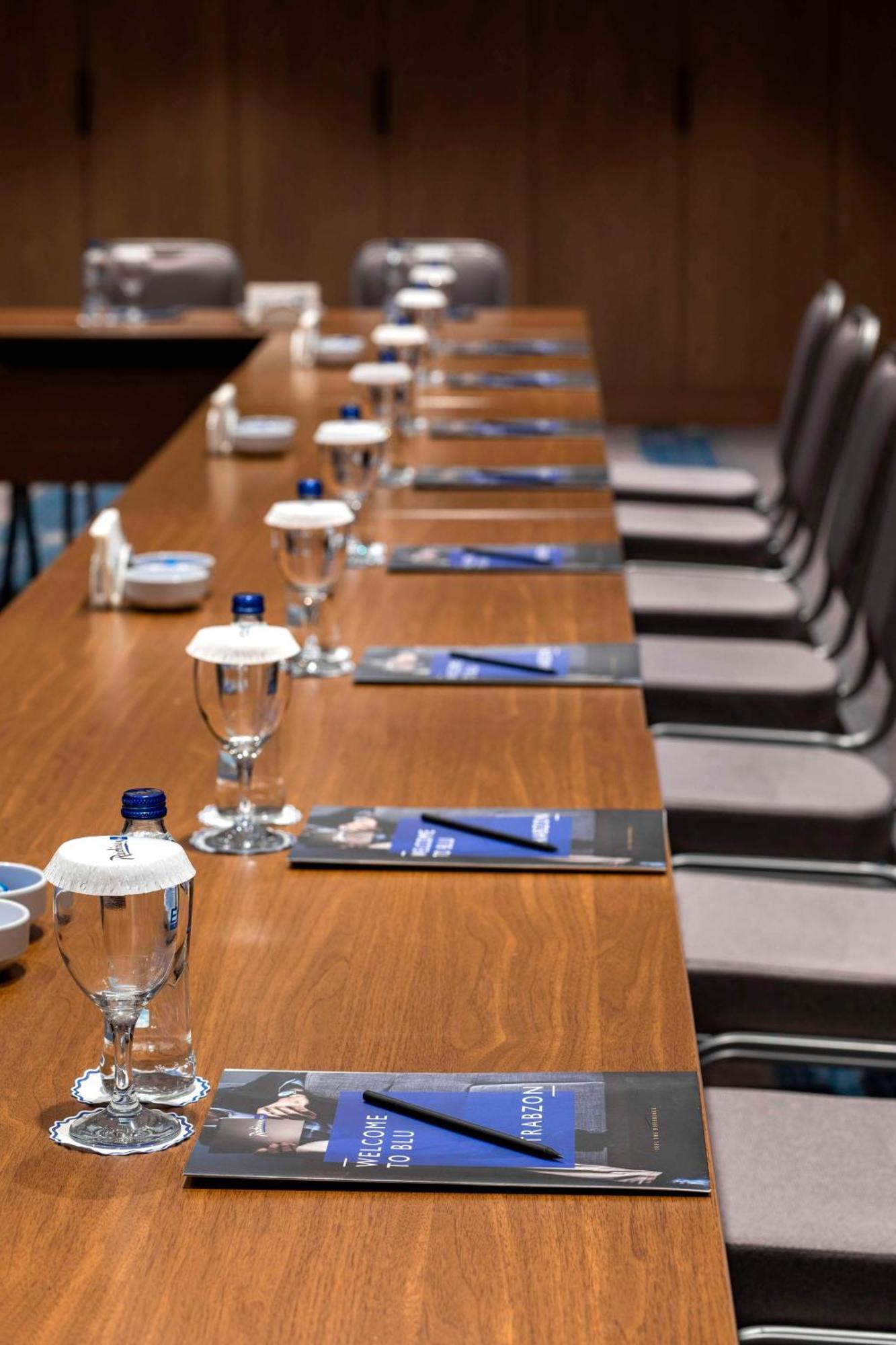 Radisson Blu Hotel Трабзон Екстериор снимка A meeting room at the European Parliament