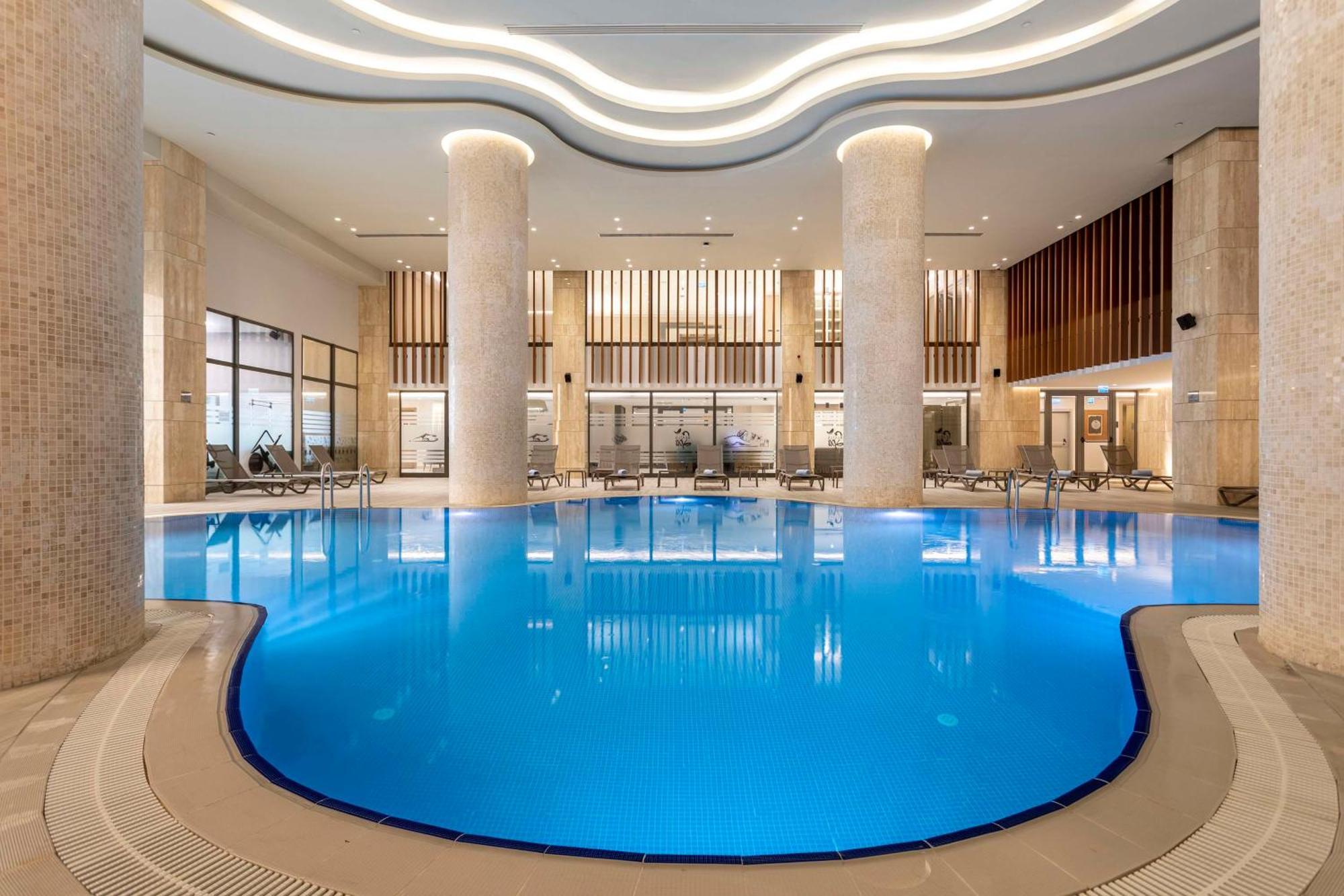 Radisson Blu Hotel Трабзон Екстериор снимка The swimming pool at the hotel
